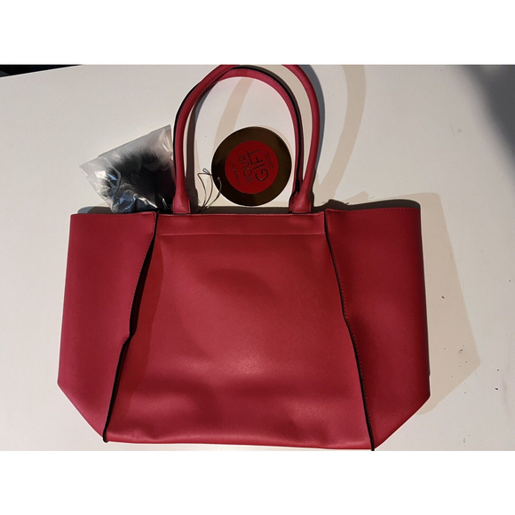 CS ELIZABETH ARDEN RED TOTE BAG - INCLUDES ACRYLIC FAUX- FUR POM POM KEYCHAIN - Picture 4 of 5